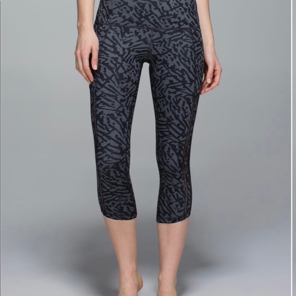 💕LULULEMON - EUC Hot to Street Crop (8) - Picture 2 of 10